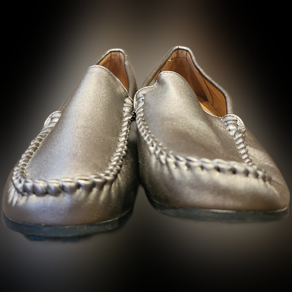 Comfirtview Women's Silver Loafers EUC!